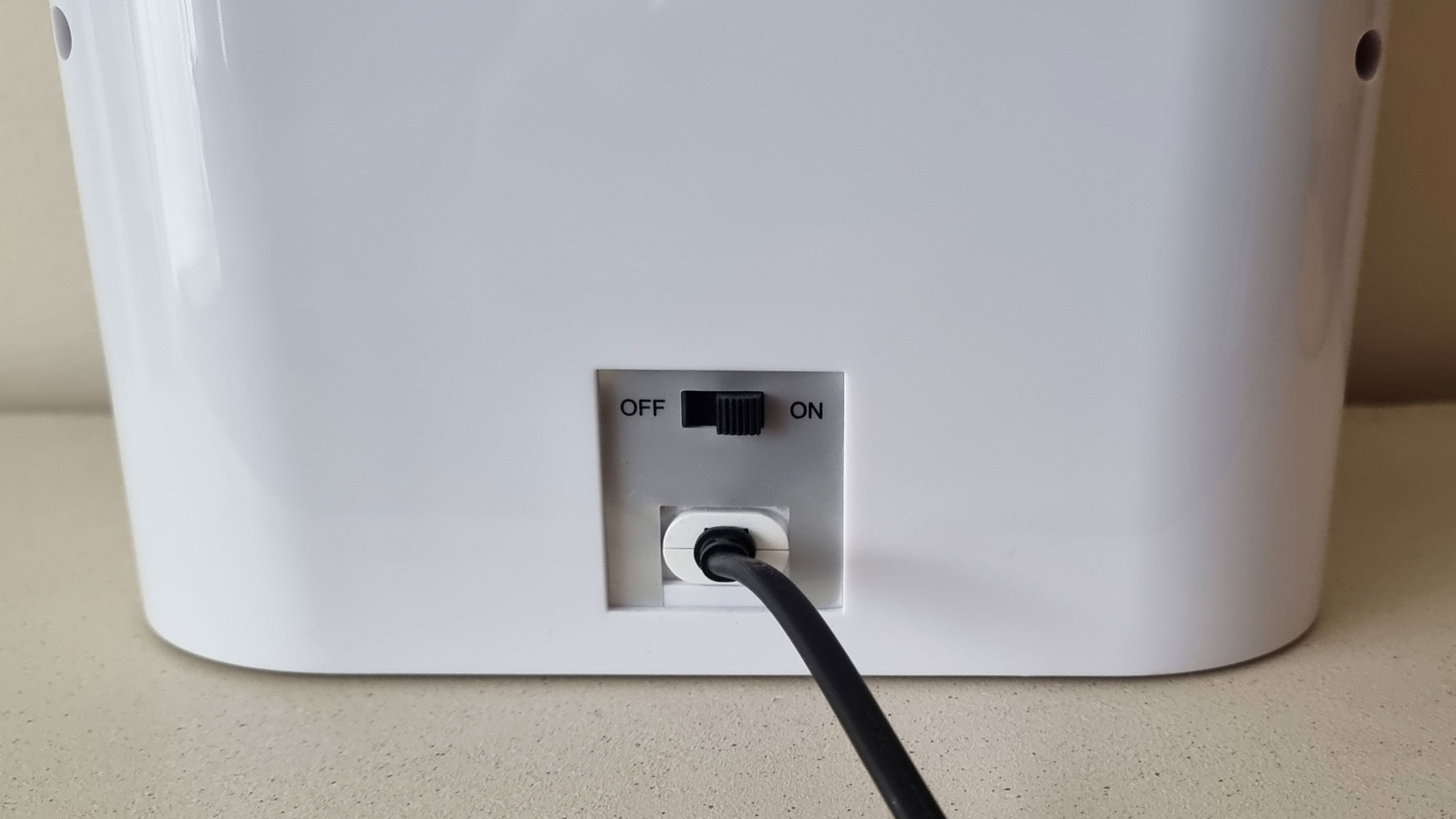 La prise de courant et le câble du mini déshumidificateur ProBreeze.