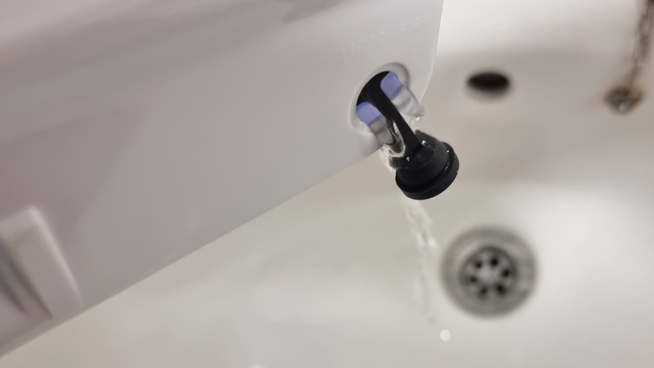 Le mini déshumidificateur ProBreeze est vidé dans une baignoire.