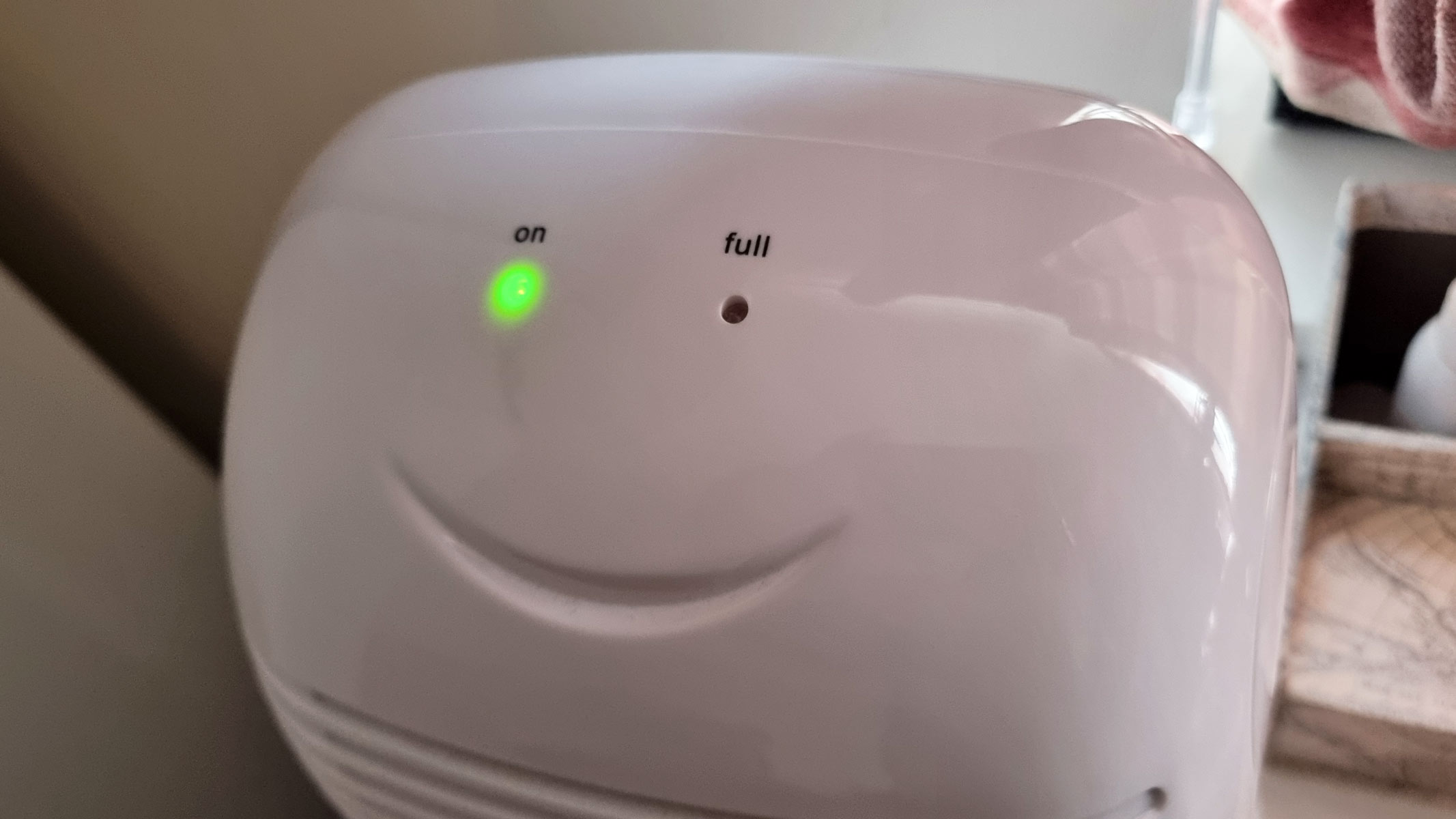 Le voyant LED du mini déshumidificateur ProBreeze indique que le réservoir est plein.