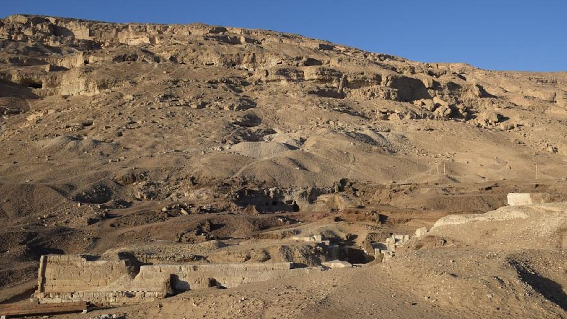 Ruines d'une structure dans le désert
