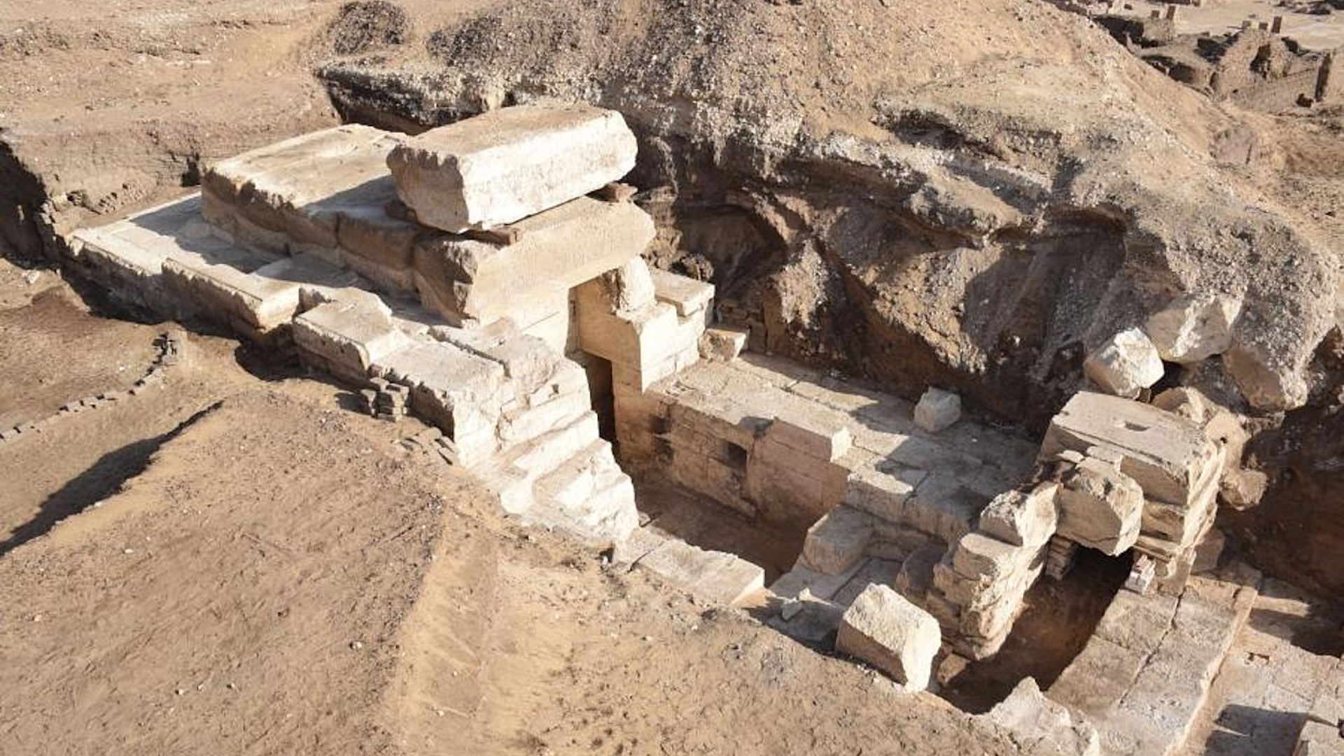 Ruines d'une structure dans le désert