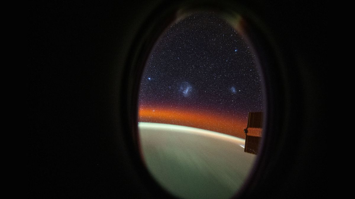 Photo spatiale de la semaine : un astronaute repère 2 galaxies proches depuis la capsule SpaceX