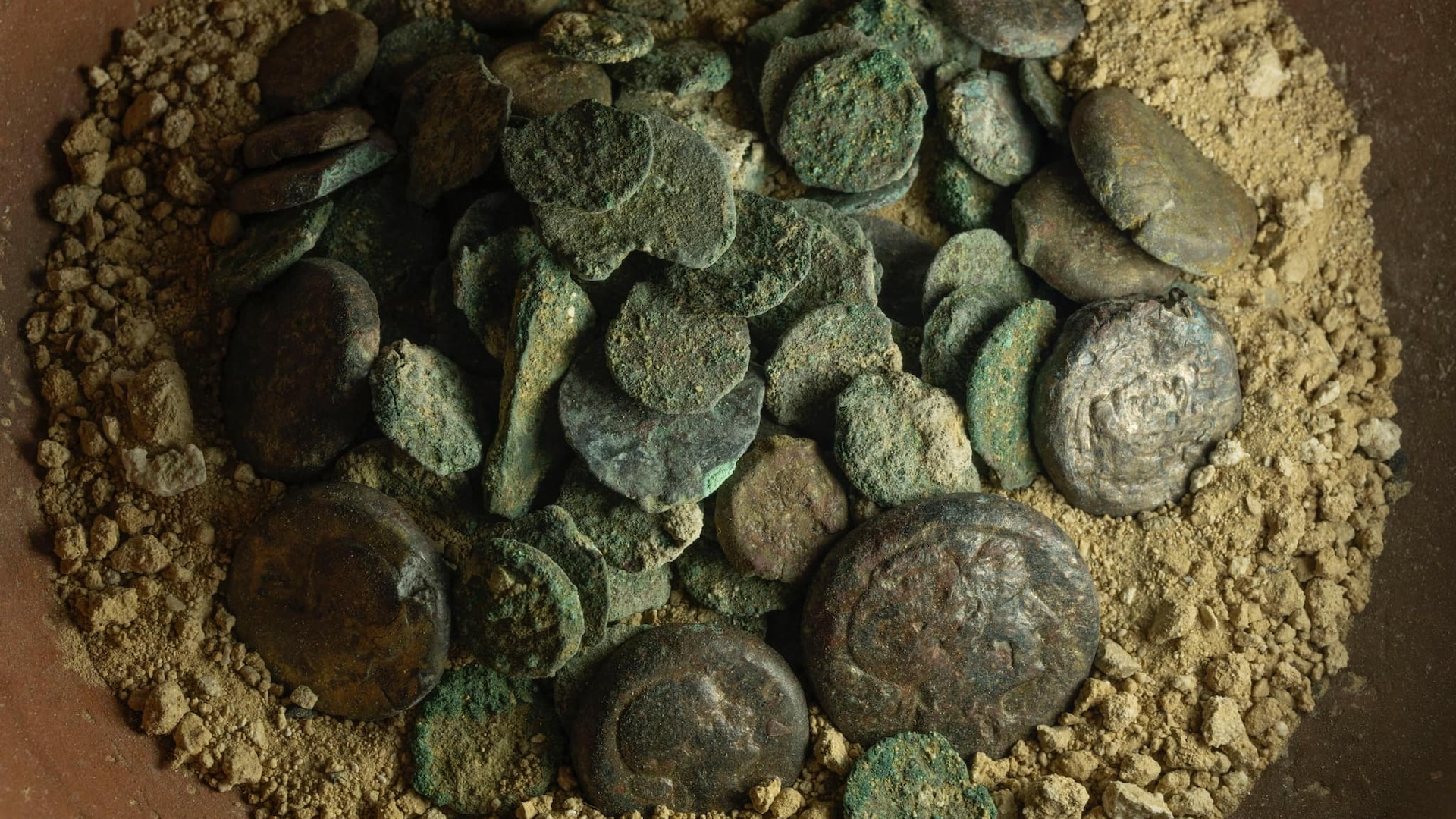 un tas de pièces dans la terre