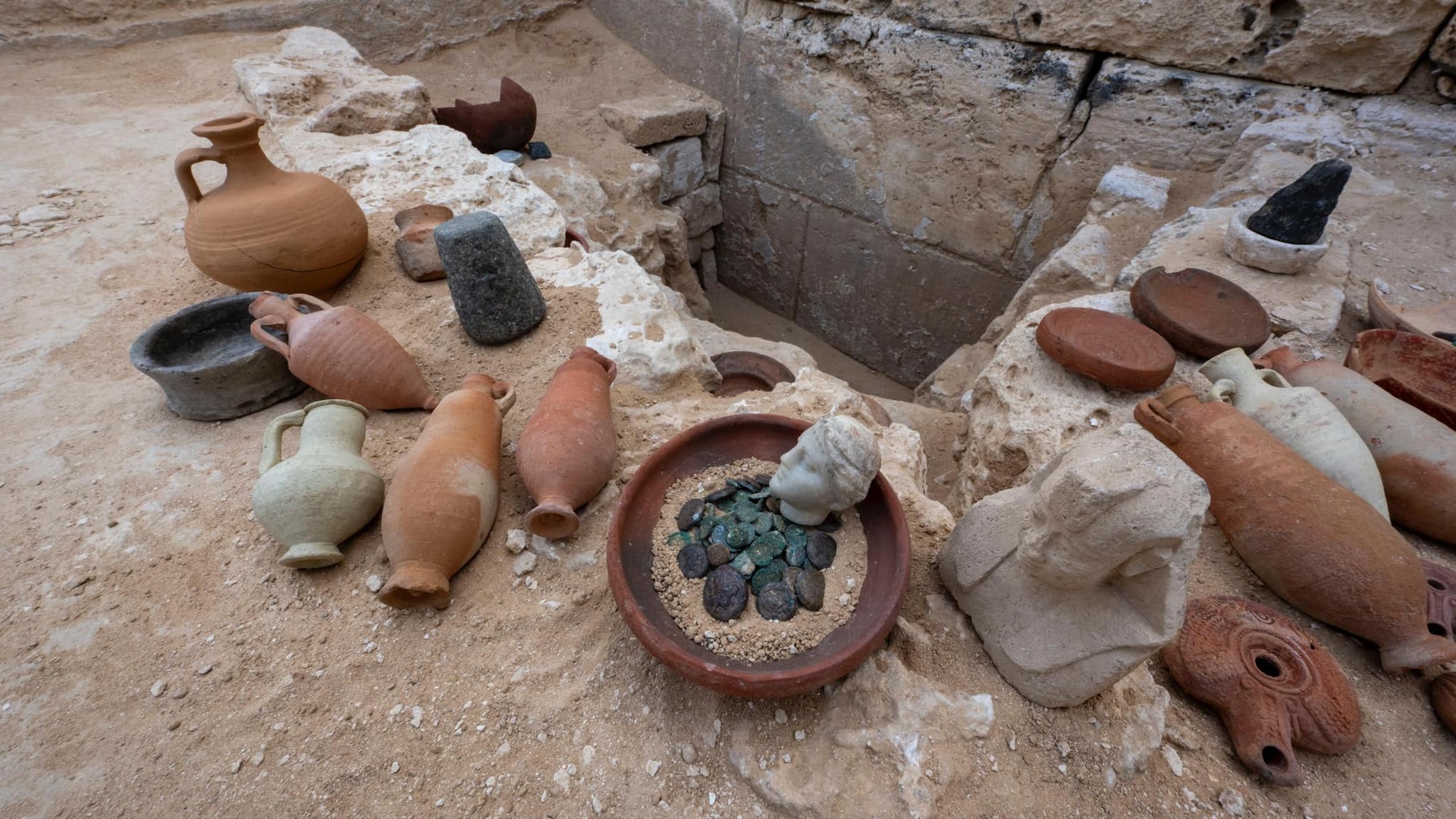 Une sélection d'objets comprenant des vases et des urnes, des pièces de monnaie et un buste