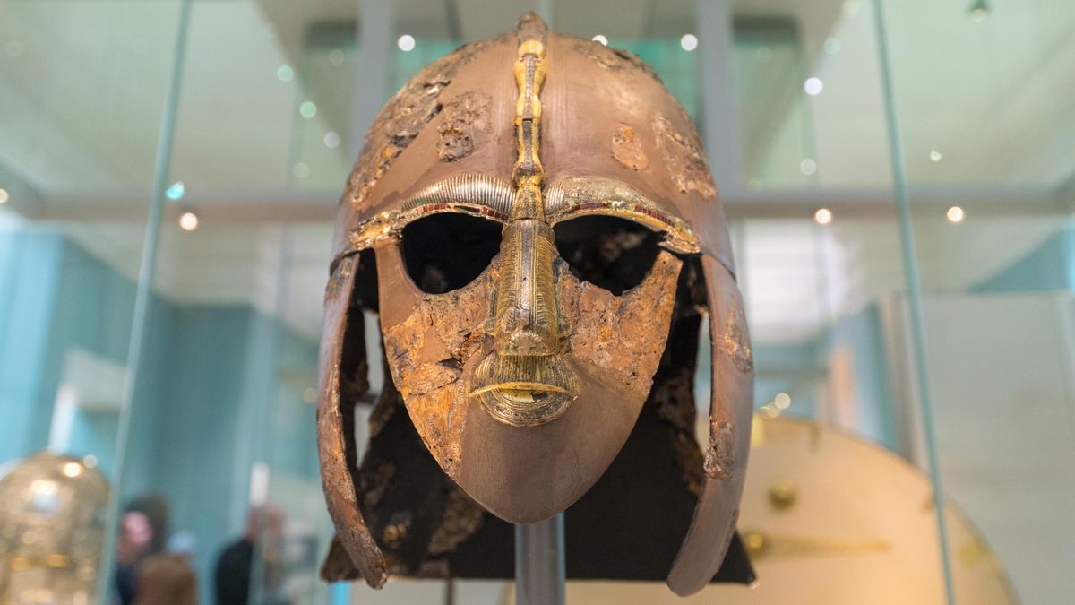 Casque Sutton Hoo : une relique incrustée d'or et de bijoux ayant des liens avec Beowulf et un roi anglo-saxon perdu