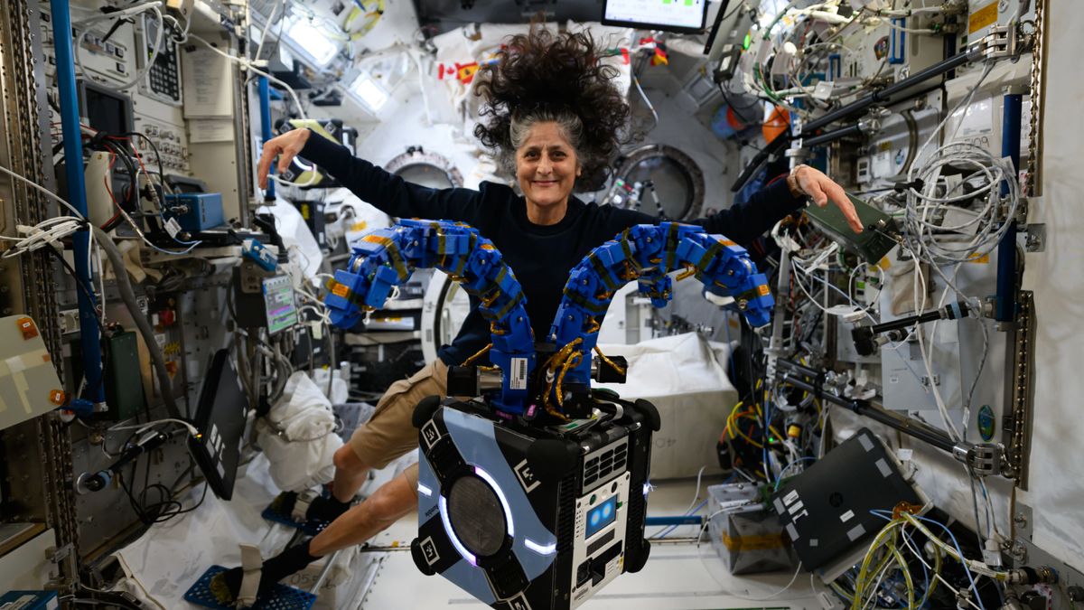 Le commandant de la NASA, Suni Williams, rencontre le robot tentaculaire Astrobee sur l'ISS
