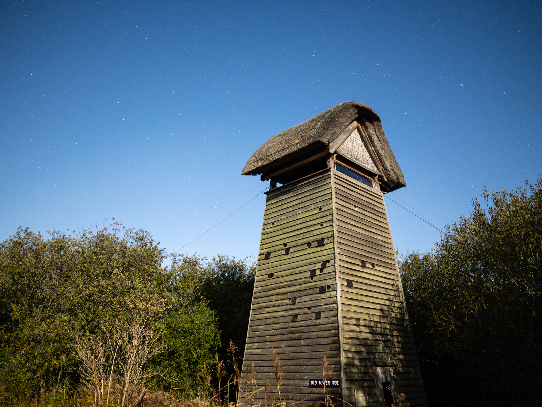 Photo d'une tour d'observation à la lumière d'une pleine lune prise avec le Panasonic 15mm f1.7 Leica Summilux DG ASPH et le Panasonic Lumix GH7.