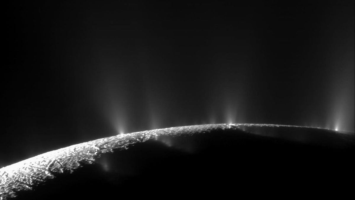 Il y a une étrange tache sombre qui disparaît sur la lune de Saturne, Encelade