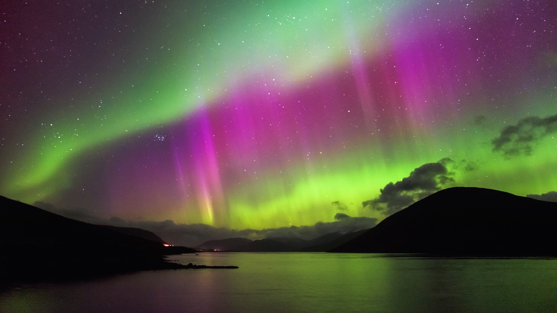 Une photo d'une aurore sur un lac