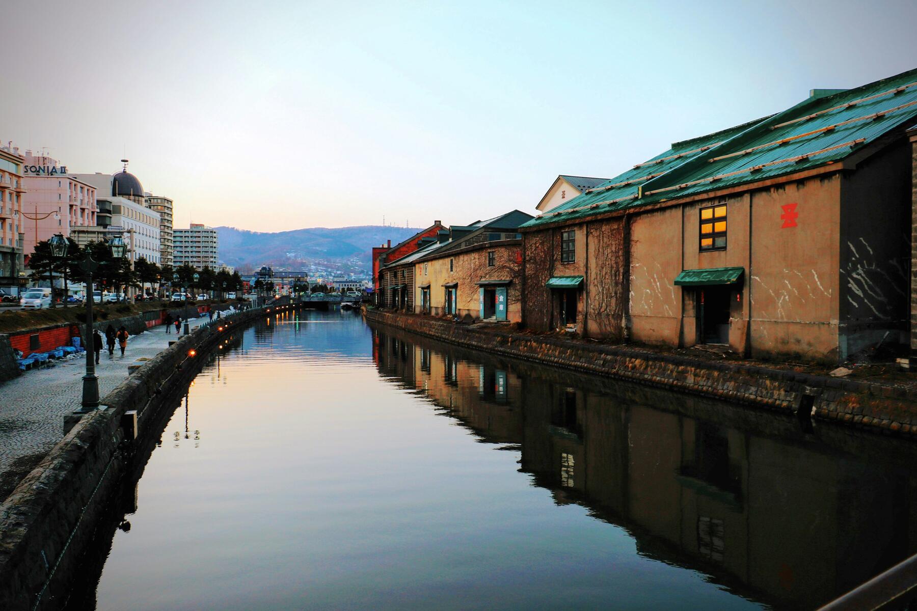 Petit village japonais obligé de gardes de gare alors que les touristes envahissent la ville