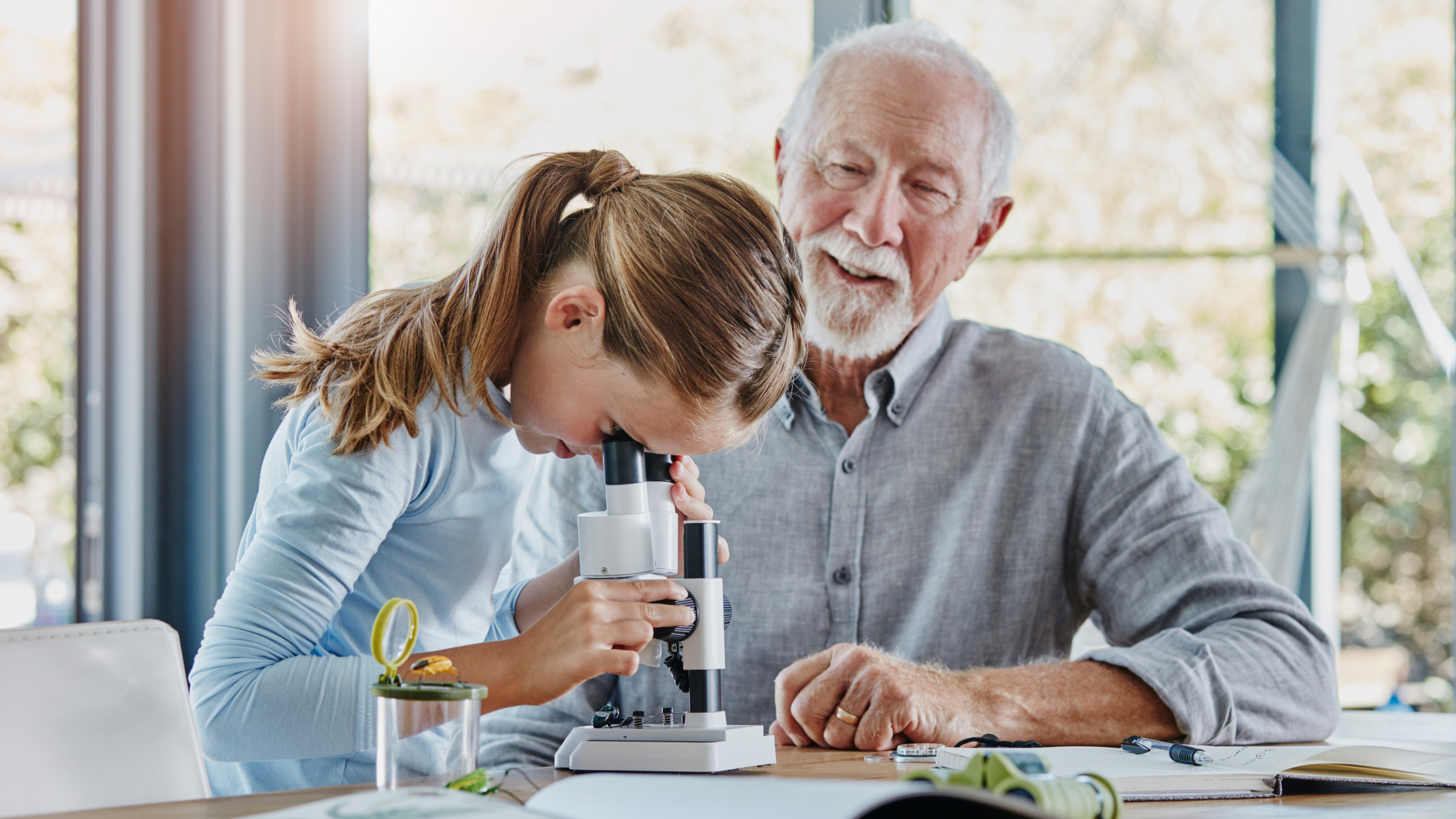 homme et fille utilisant un microscope