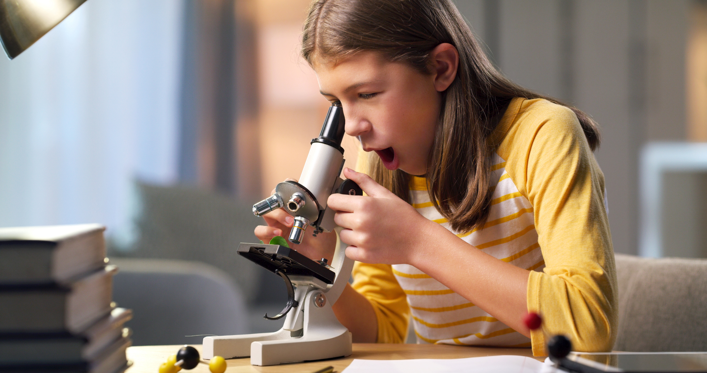Fille utilisant un microscope