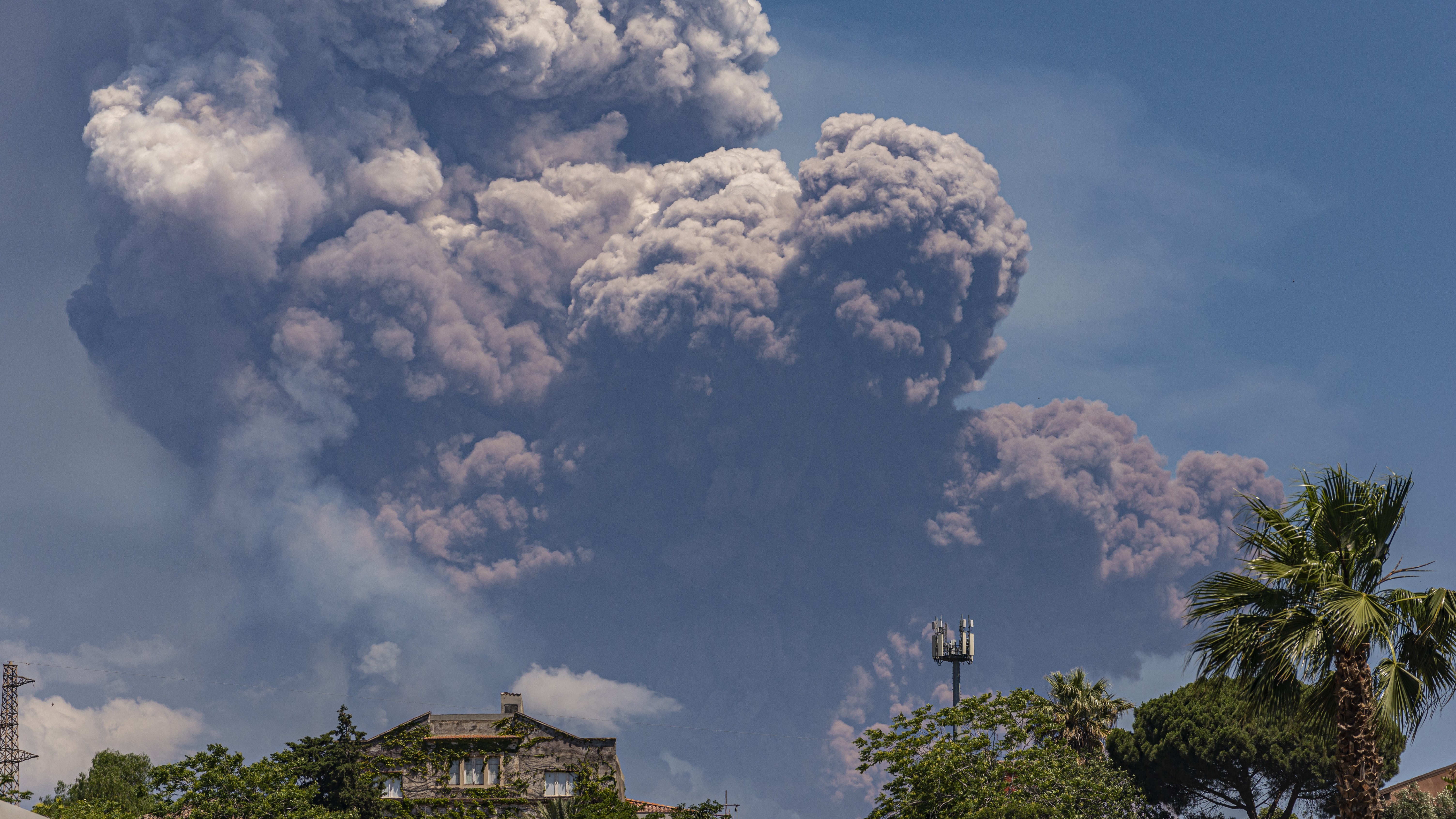Une photographie du nuage de cendres de l'éruption d'étna montant au-dessus de Catania. 