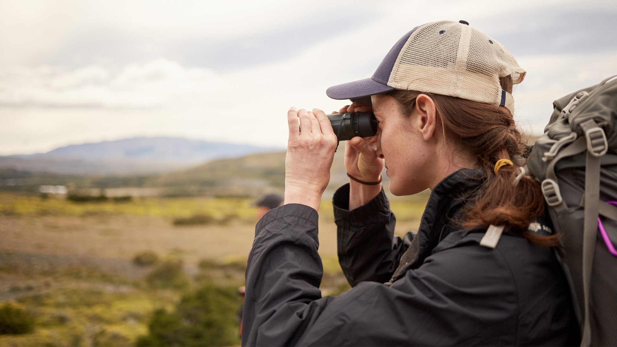 femme utilisant un monoculaire à la campagne
