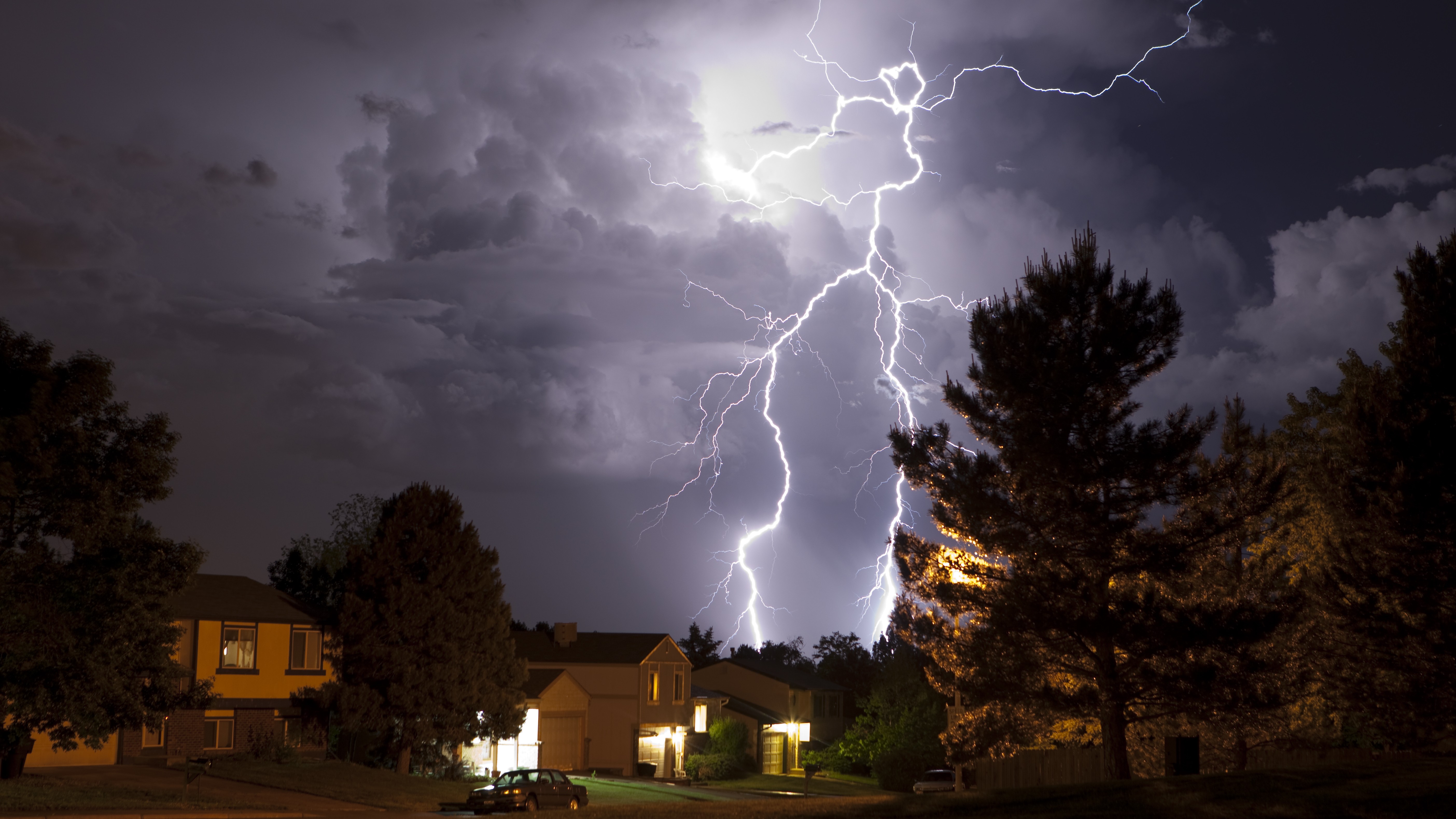 Une photographie de Lightning frappant une banlieue à Denver, Colorado.