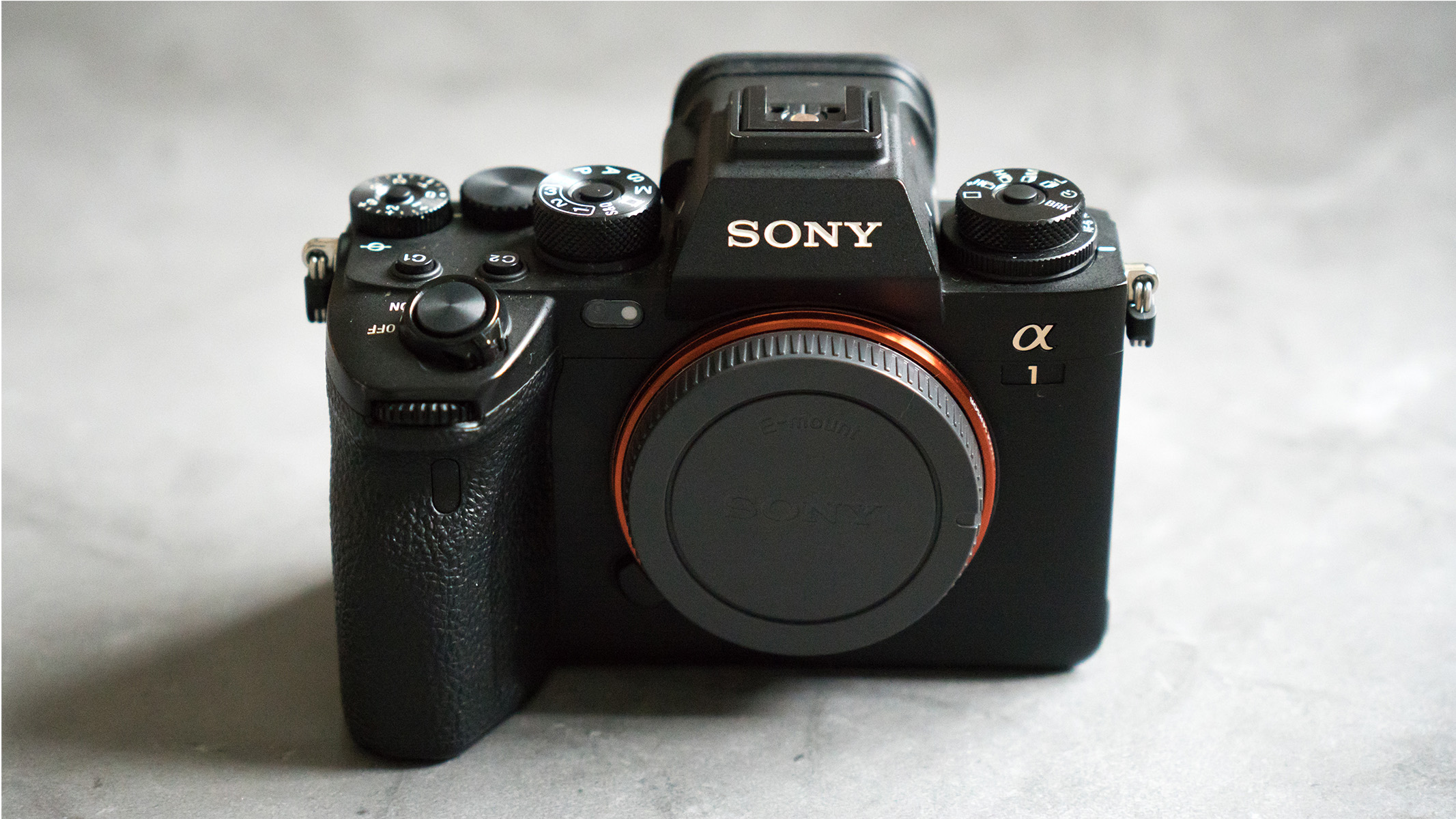 Revoir la photo du Sony A1 sur une surface en marbre