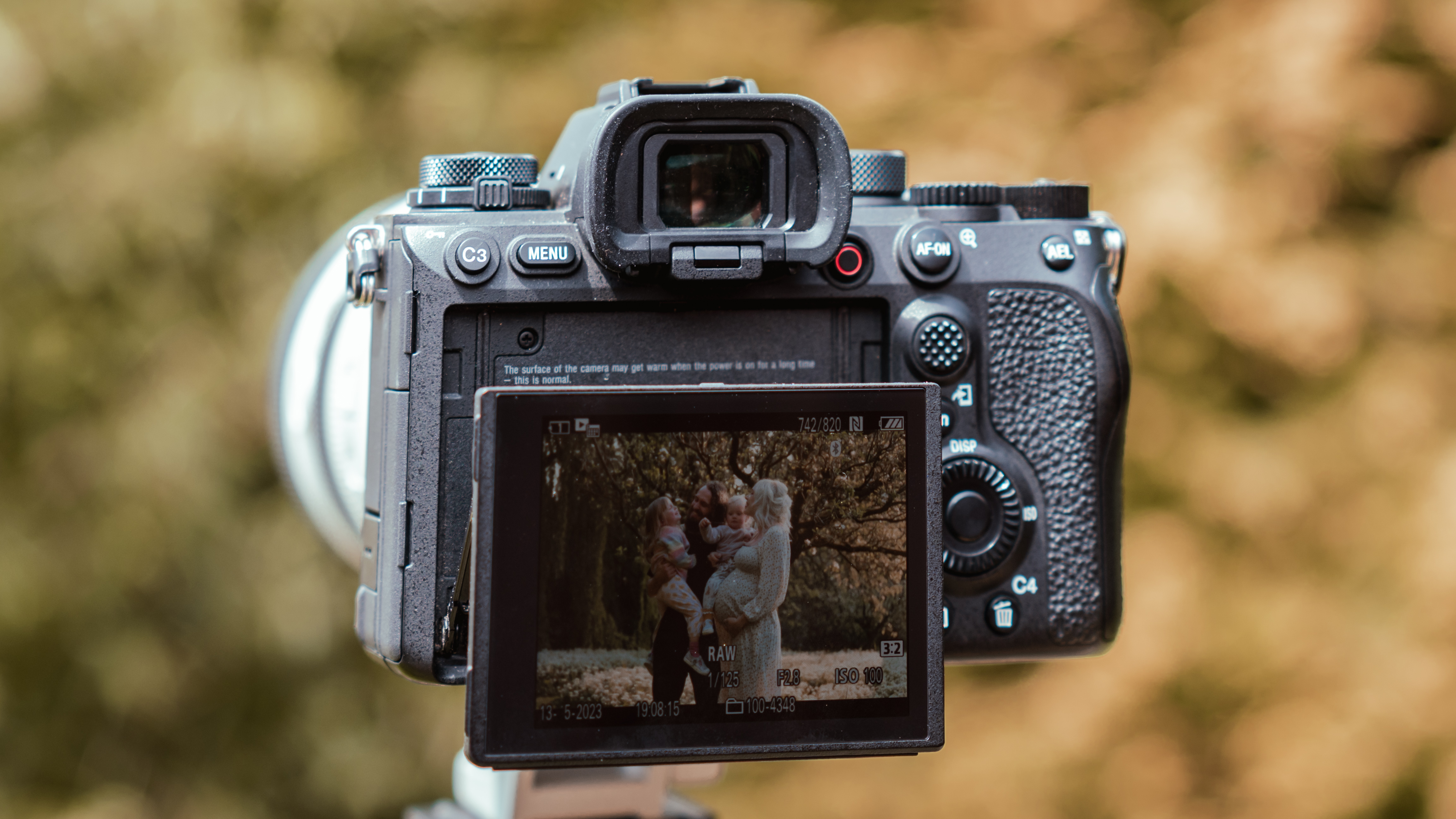 Image de l'arrière du Sony A1, montrant l'écran d'inclinaison