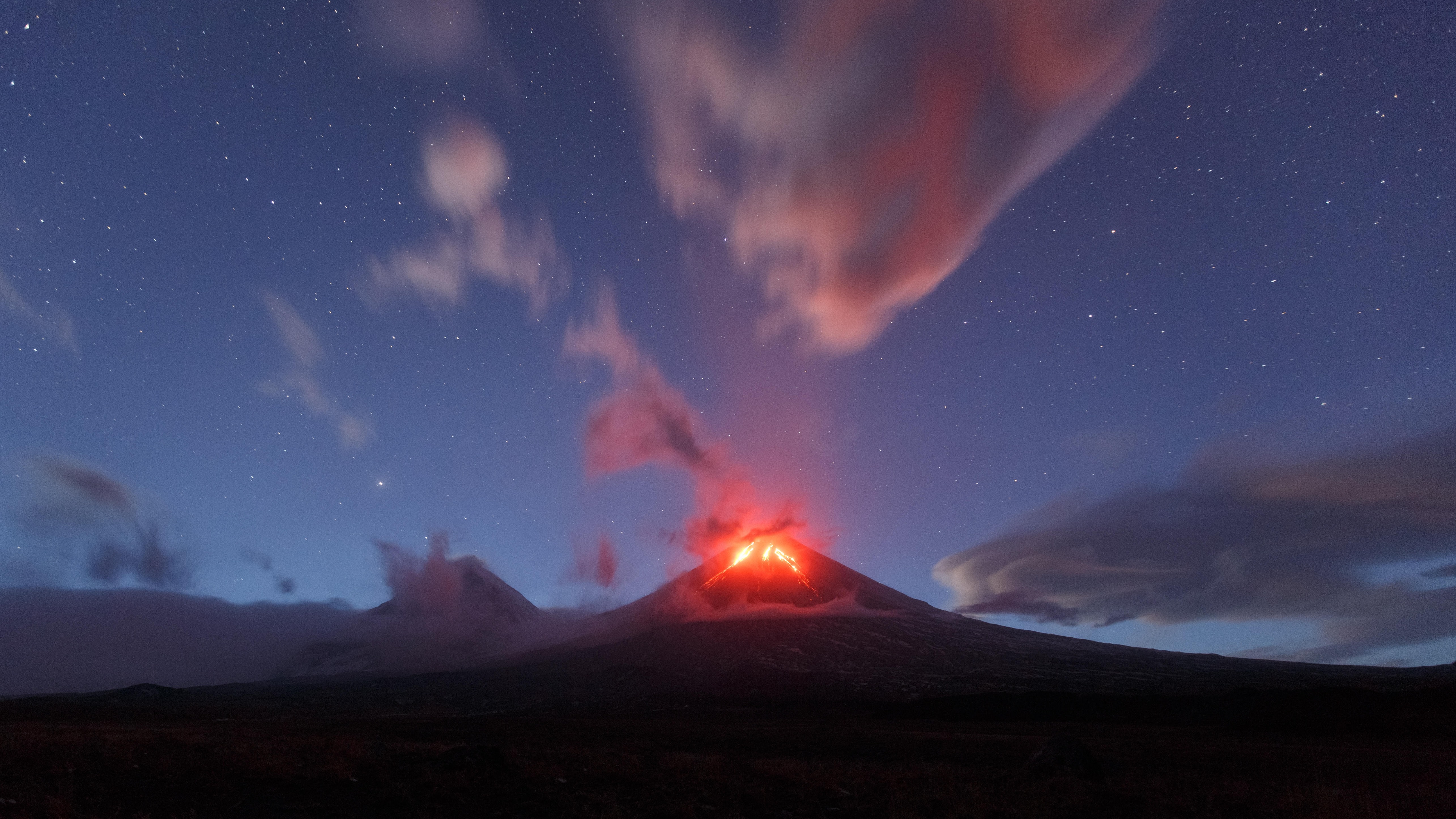 Un volcan éclate contre un ciel nocturne