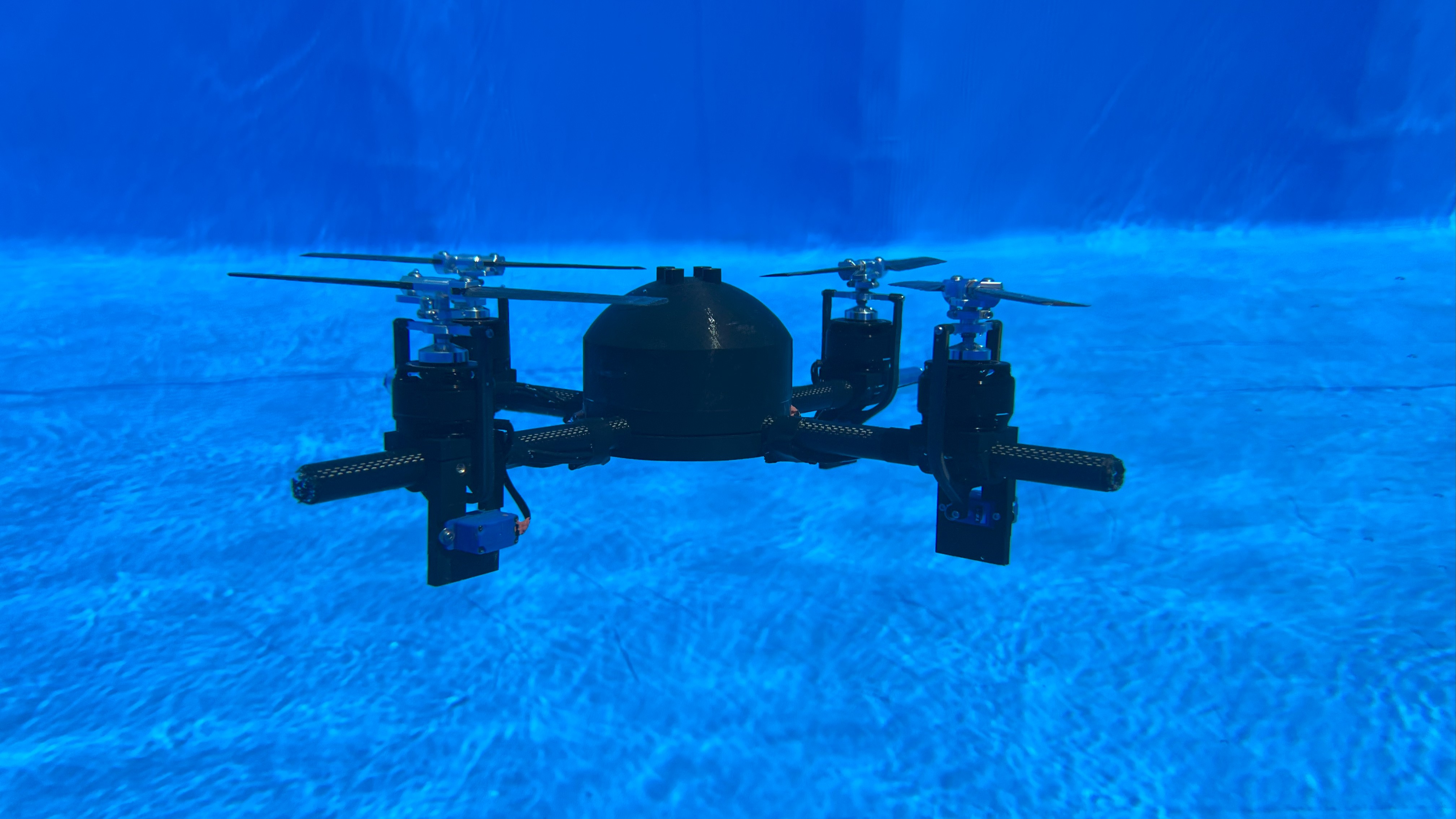 Une photographie sous-marine d'un drone hybride après avoir plongé dans une piscine à l'Université d'Aalborg au Danemark.