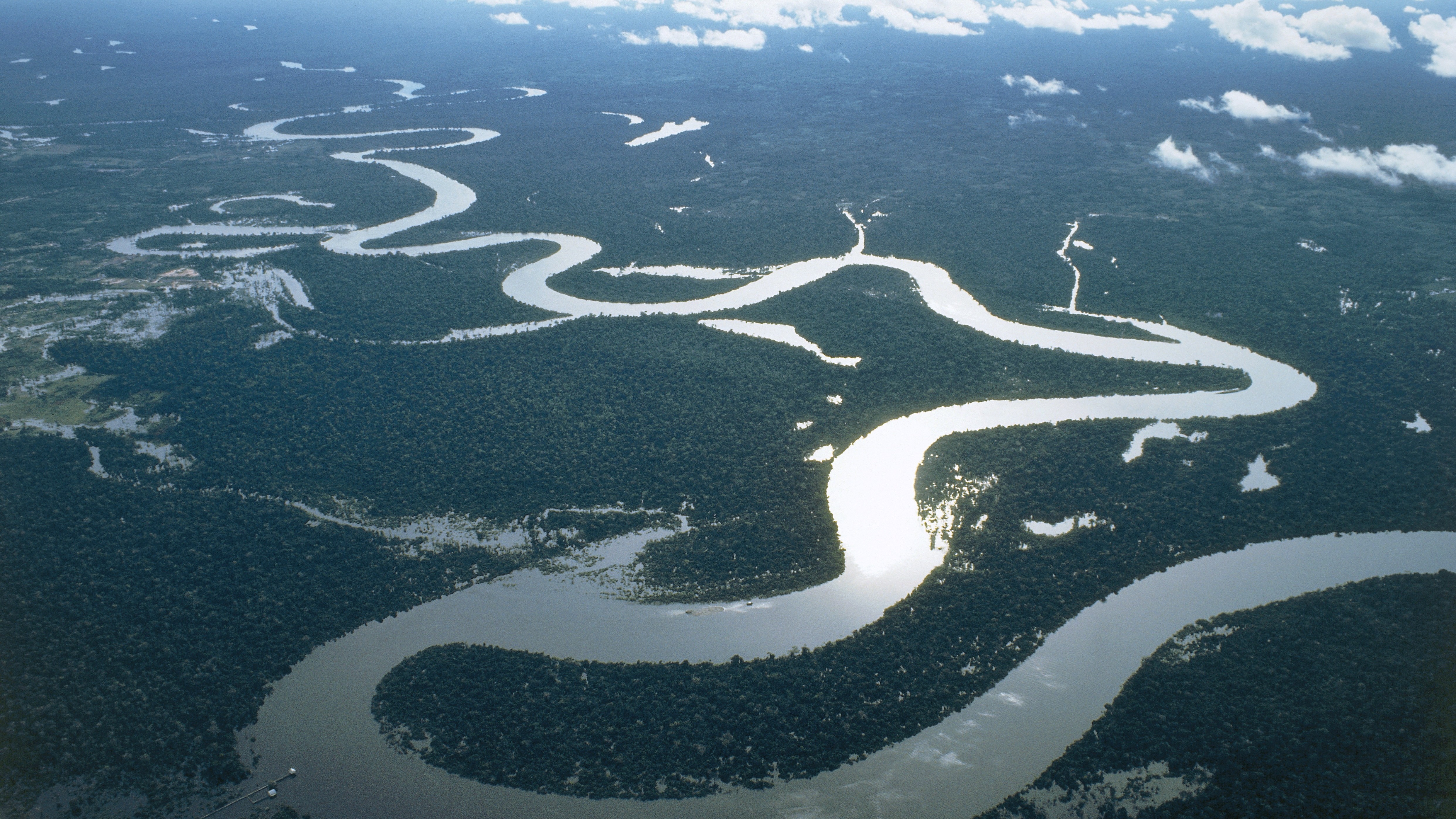 Vue aérienne de la rivière Amazone près d'Iquitos, au Pérou.