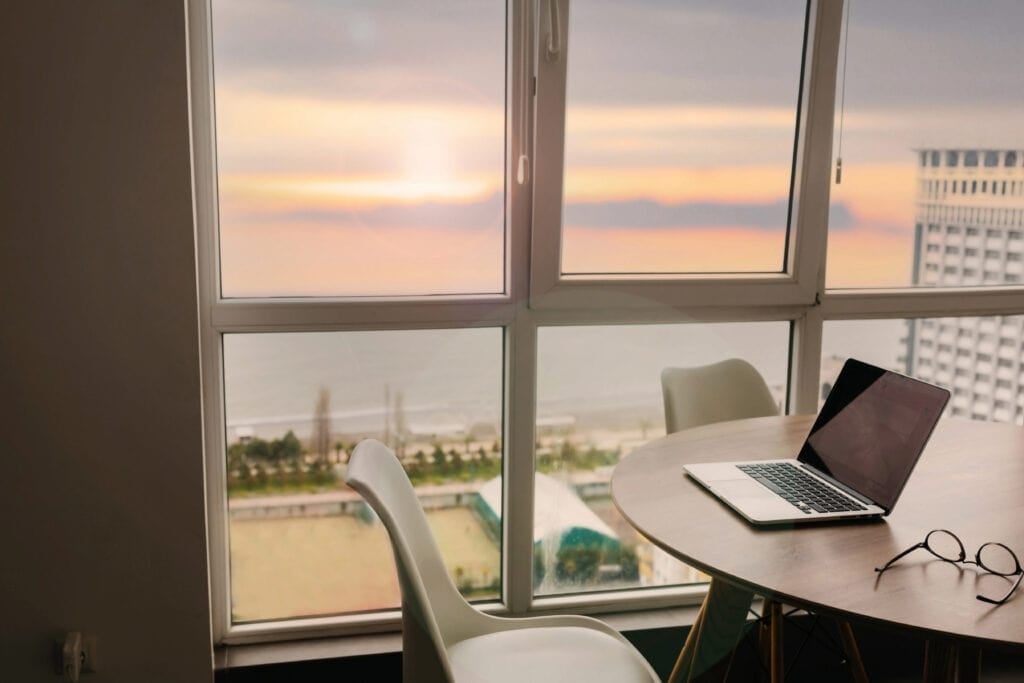 Espace de travail indépendant parfait avec la mer et le coucher du soleil pour l'article 12 Travail surprenant à domicile dont vous n'avez probablement jamais entendu parler