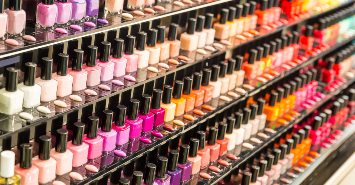 15 vernis à ongles abordables qui donnent des finitions de qualité de salon