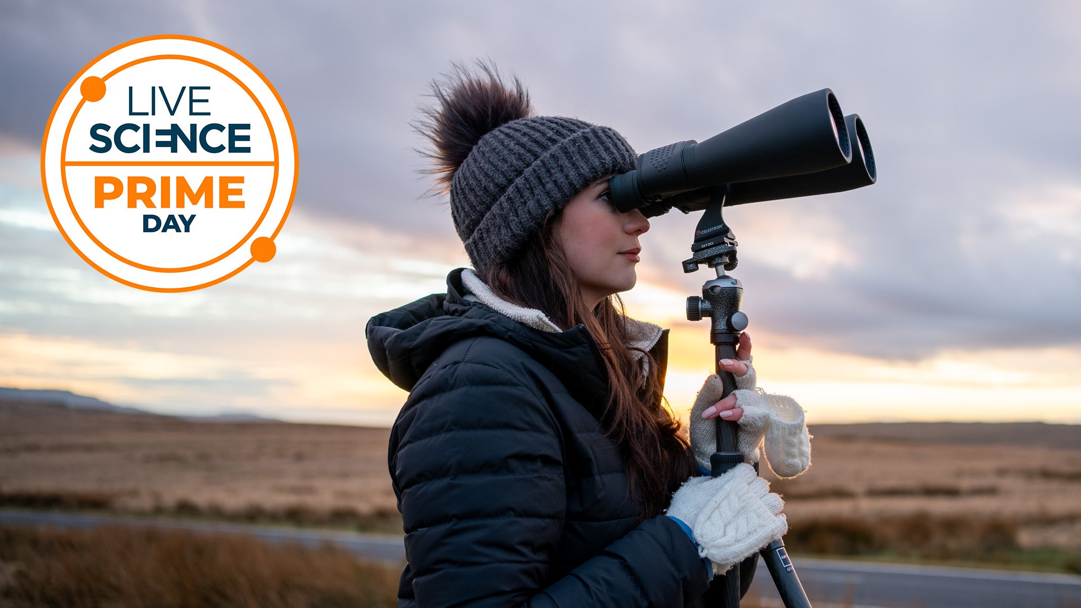 Femme utilisant le Celestron Skymaster 15x70 sur un trépied