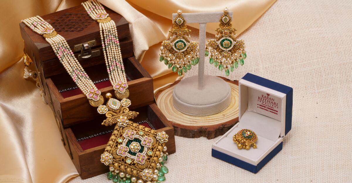 13 pièces de bijoux vintage qui se marient parfaitement avec des sacs à main