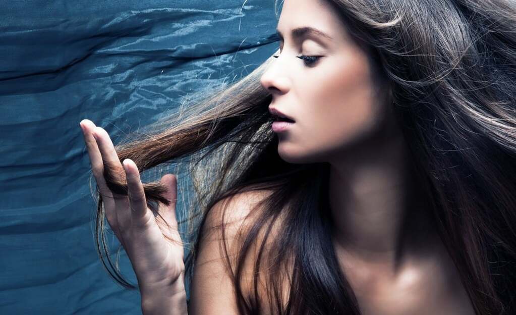 11 produits anti-frisz abordables qui fonctionnent comme les traitements de salon