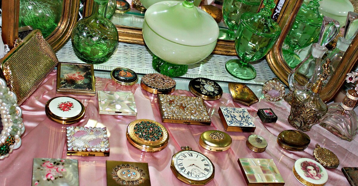 10 compacts vintage magnifiquement conçus qui appartiennent à une collection