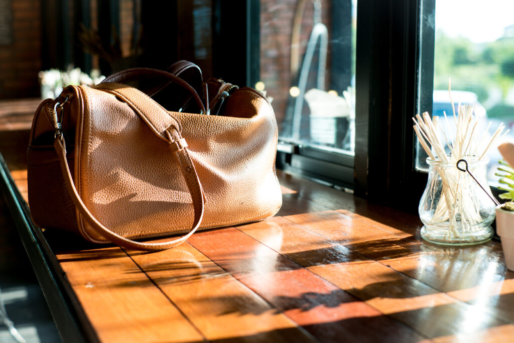 Sunlight sur le sac en cuir