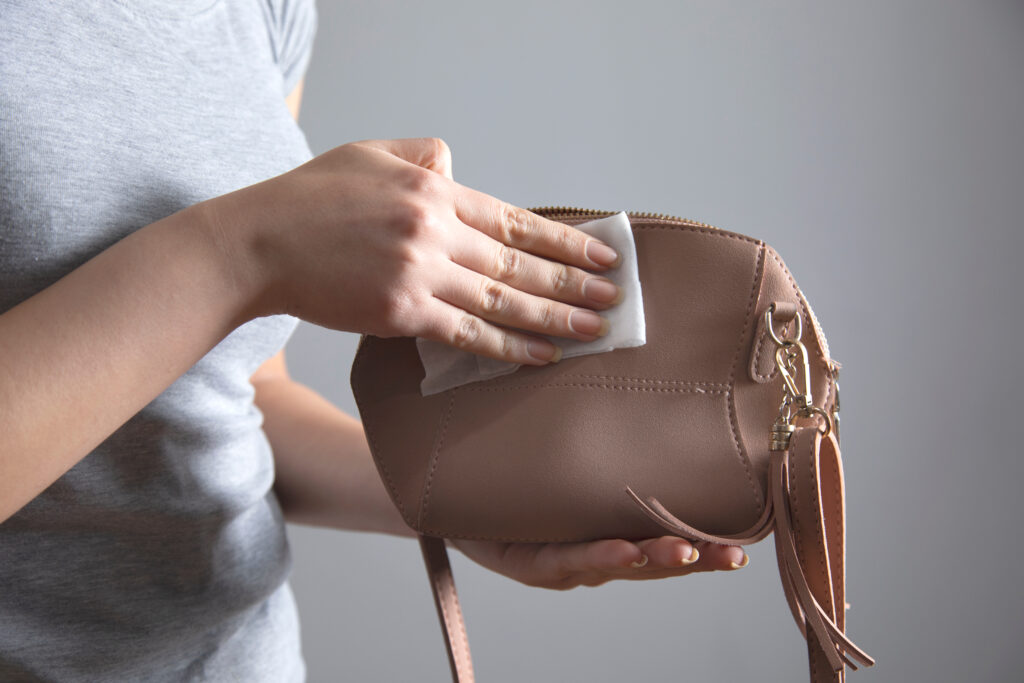 femme nettoyant son sac