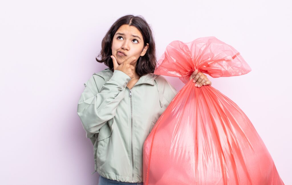 Une femme tenant un sac en plastique
