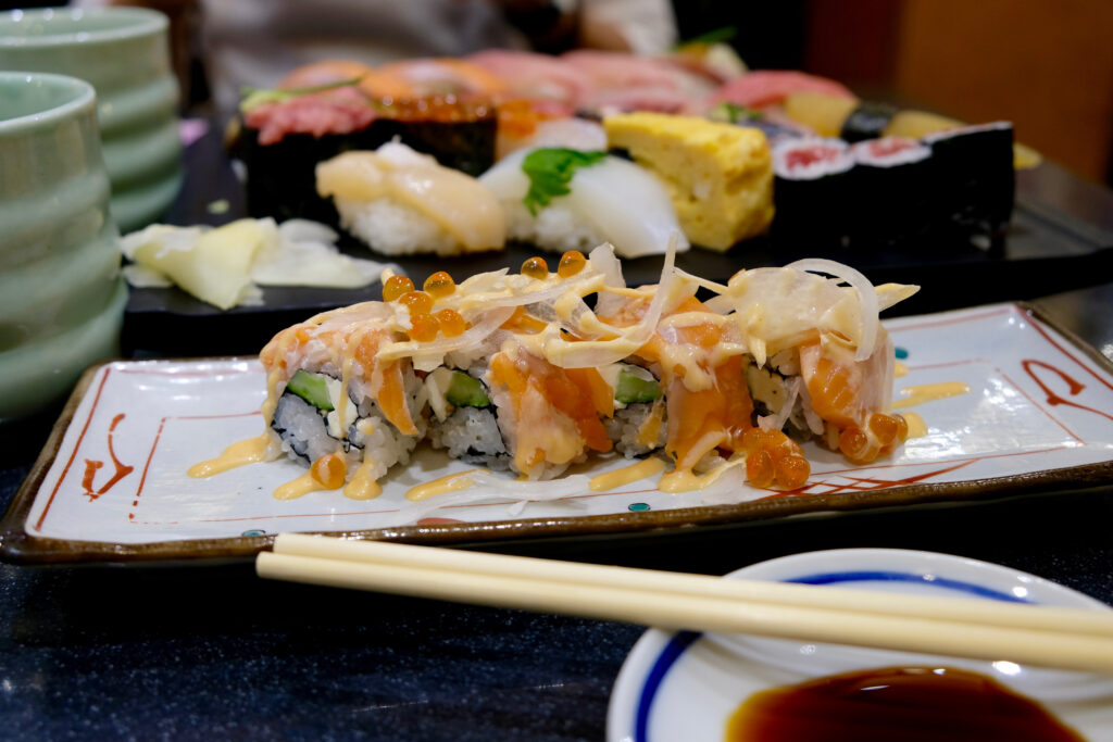 Petit-déjeuner de sushi au marché Tsukiji, Tokyo, Japon