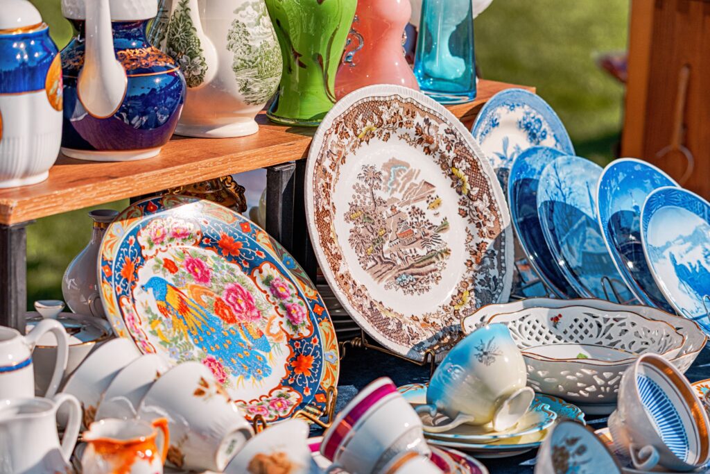 13 conseils essentiels pour démarrer votre collection de vaisselle antique