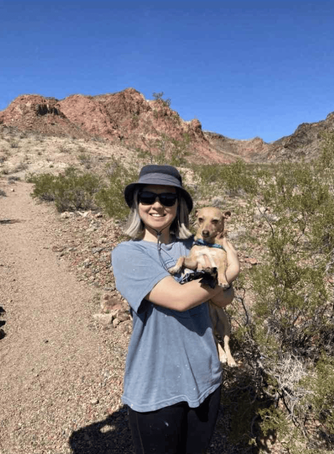 L'une des meilleures parties pour travailler à la maison est d'avoir mes chiens à mes côtés - que cela signifie la sieste sous mon bureau ou me rejoindre lors d'une pause de randonnée rapide.