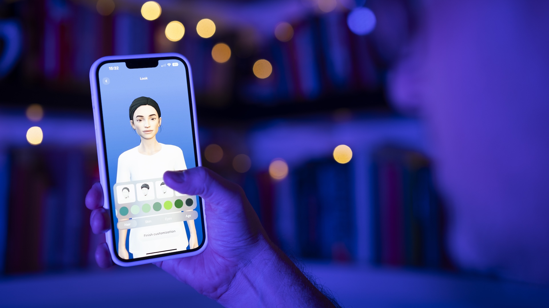 Une photo d'une personne tenant son téléphone avec un compagnon REPLIKA AI à l'écran