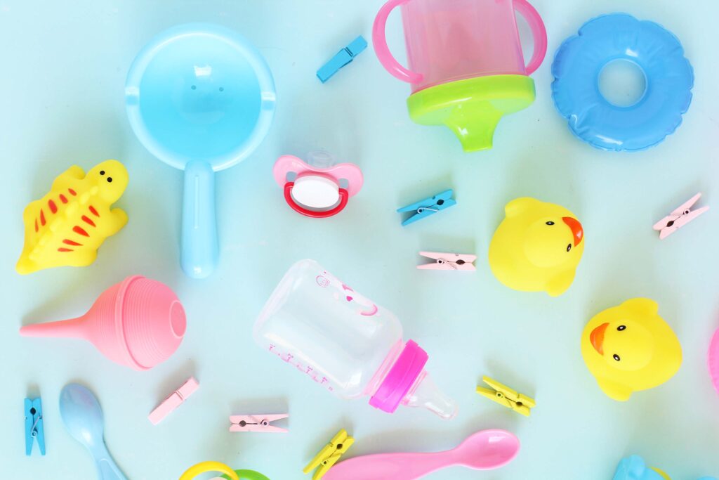 Tableau d'articles pour bébé comme un biberon, des jouets de bain et des clips pour un article sur la façon d'obtenir une formule de bébé gratuite (11 façons réelles qui fonctionnent)