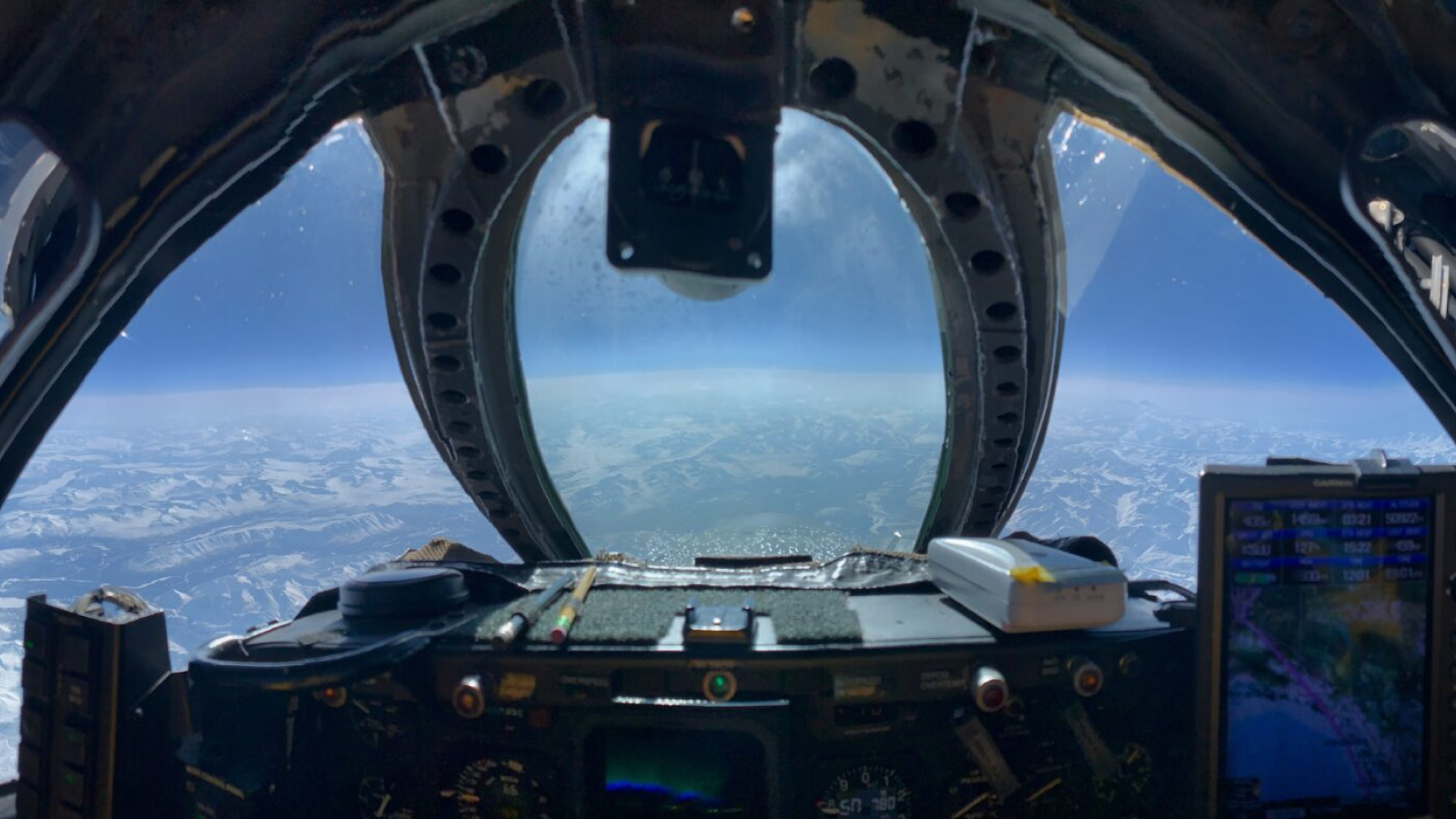 La vue de l'atmosphère de la Terre de l'intérieur du cockpit de l'avion de recherche WB57 de la NASA.