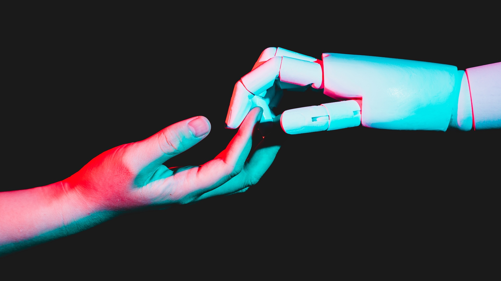 Une main humaine touche une main de robot