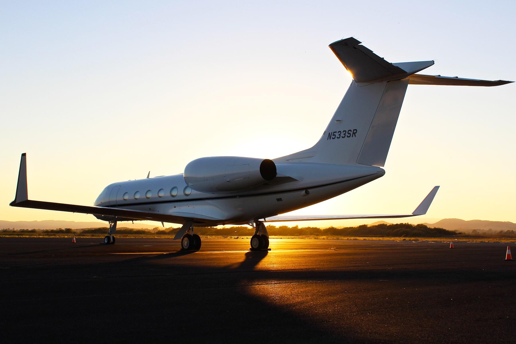 Le New York Times affirme que les passagers des compagnies aériennes subventionnent les voyages en jet privé. Mais il y a plus dans l'histoire