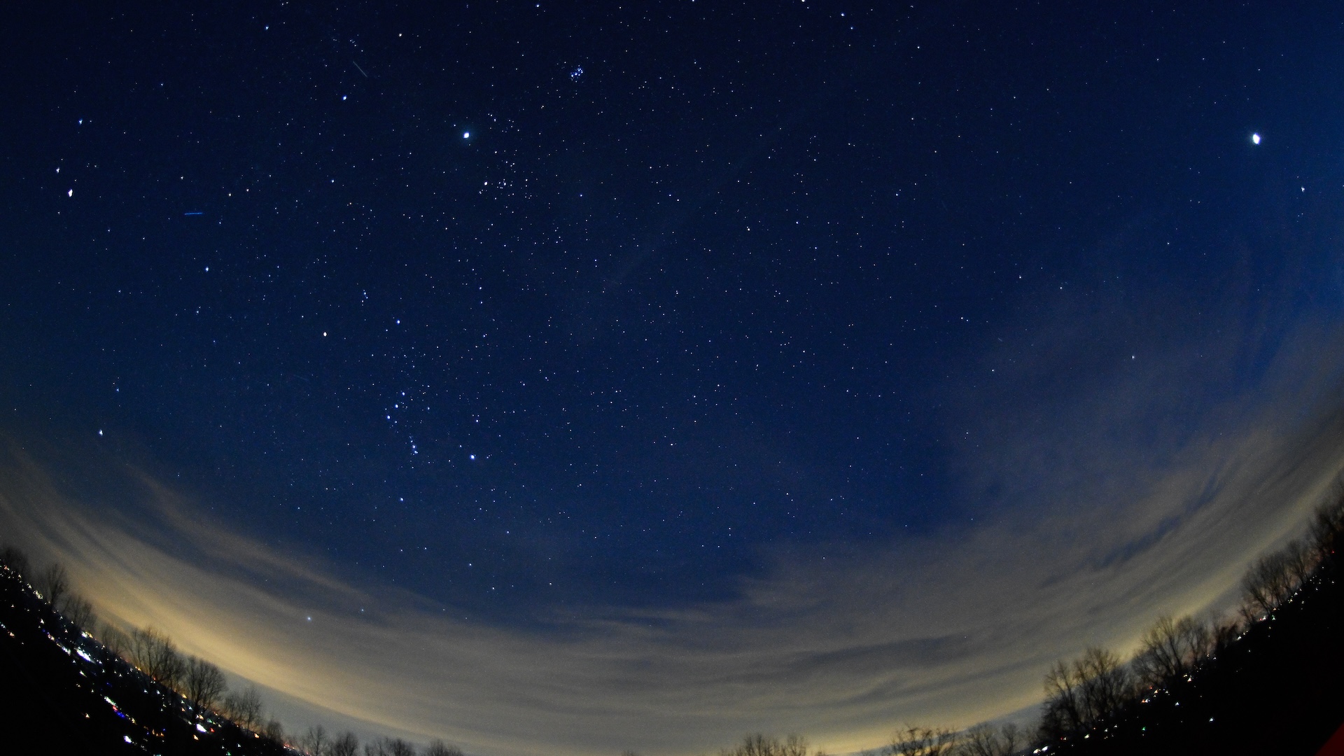 Une image de nombreuses planètes visibles dans le ciel nocturne