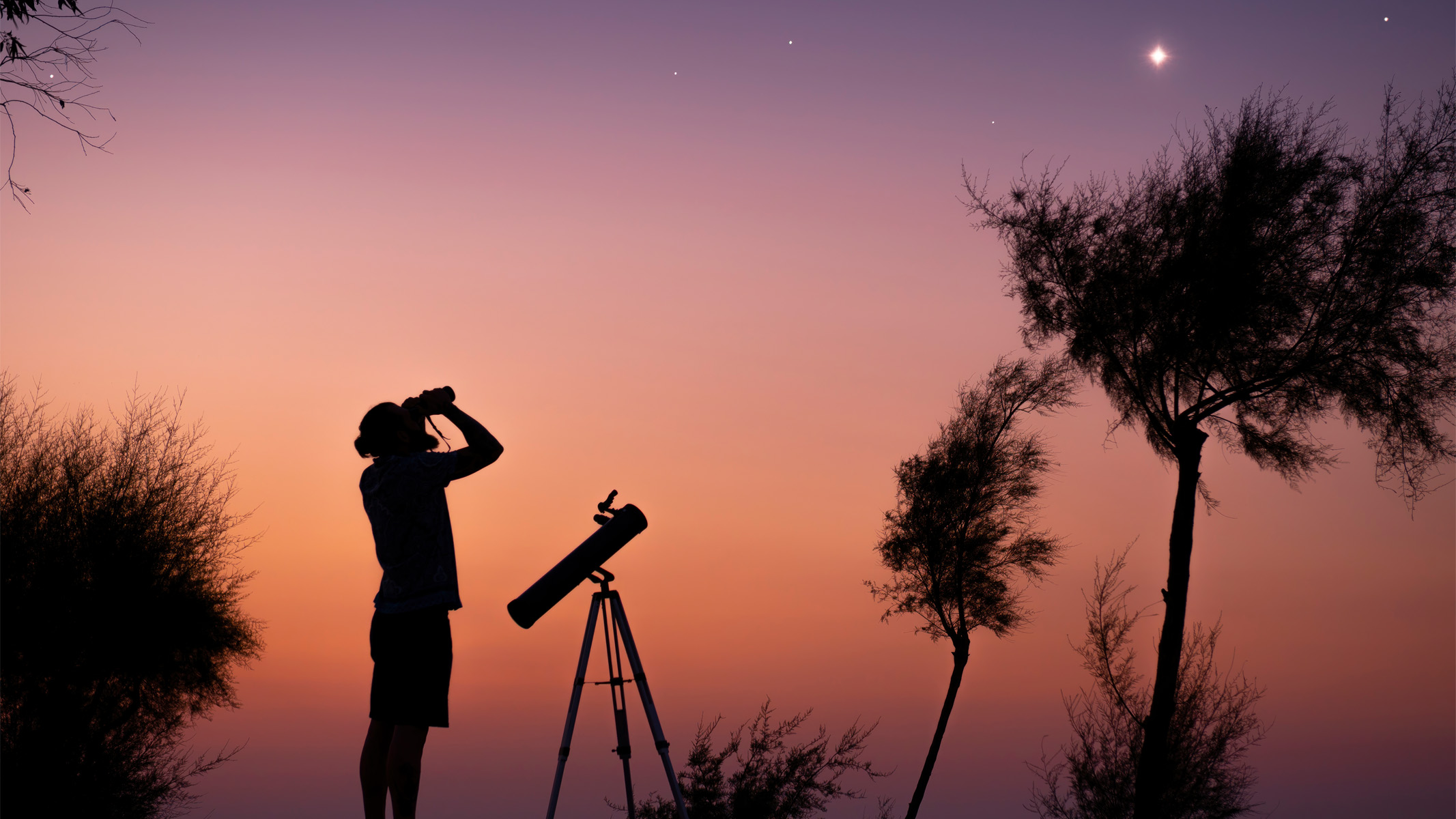 personne utilisant des jumelles pour regarder les étoiles