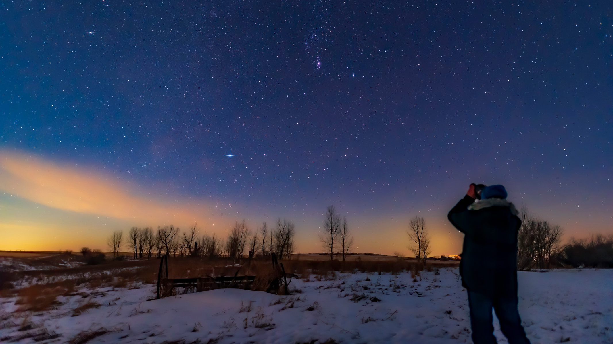 personne utilisant des jumelles pour Stargaze