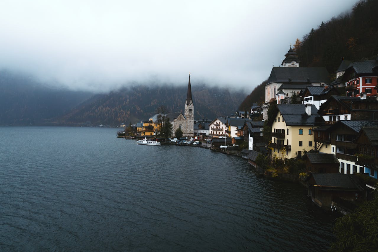 11 villages cachés nichés de la carte touristique