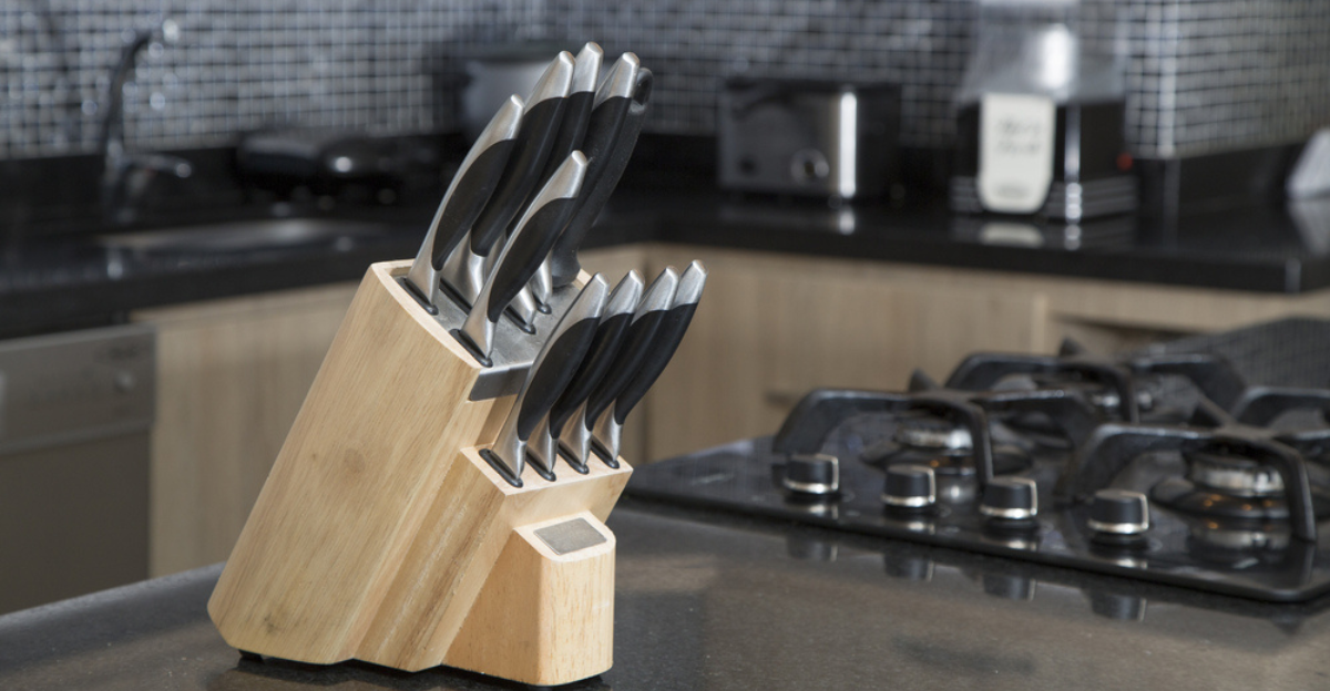 12 couteaux forgés avec des matériaux rares et exotiques