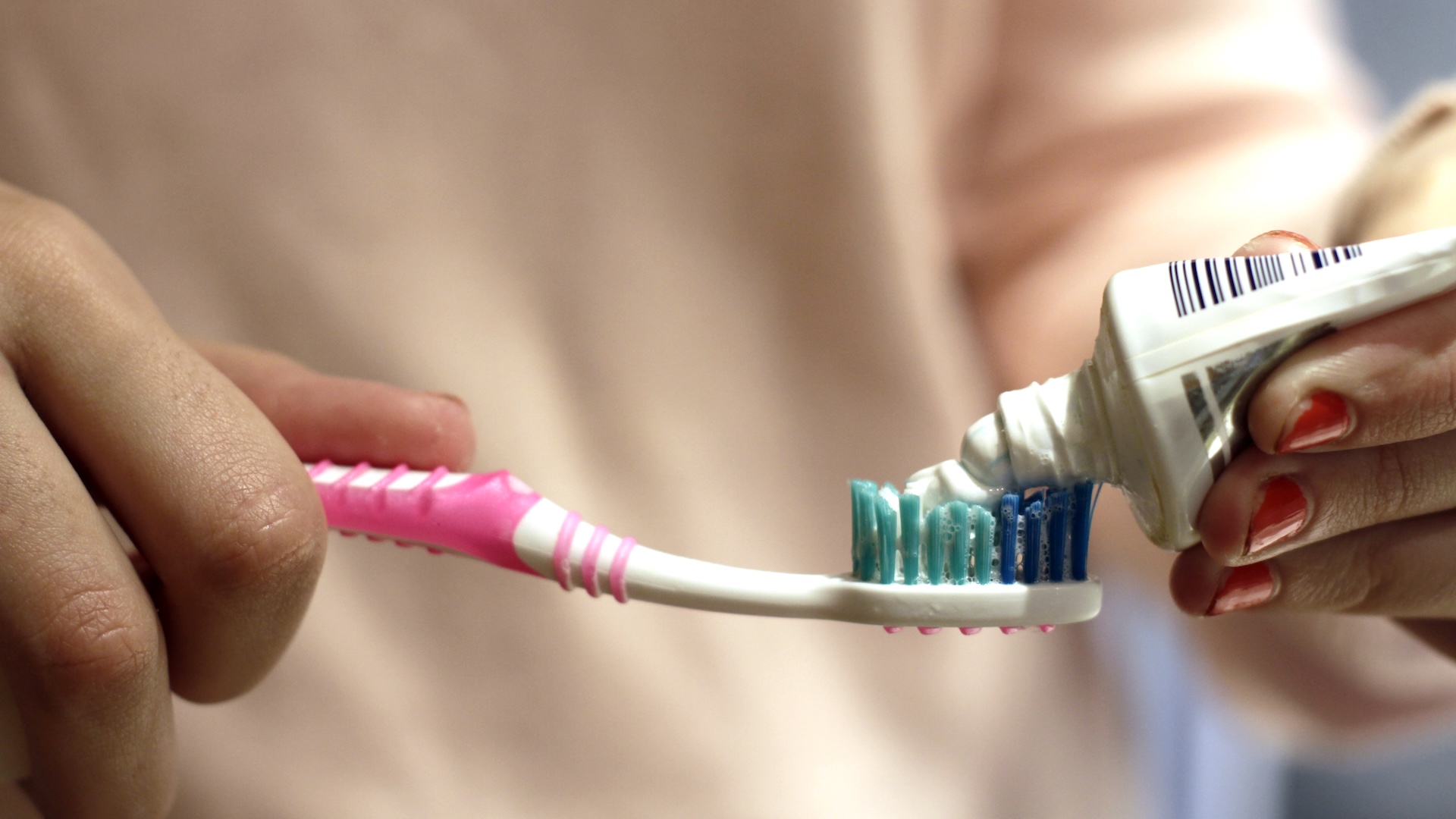 Un gros plan de dentifrice appliqué sur une brosse à dents