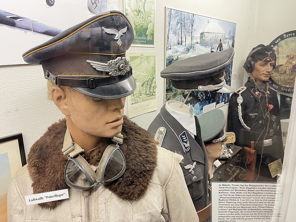 8 pièces uniformes de la Seconde Guerre mondiale qui sont très collectives