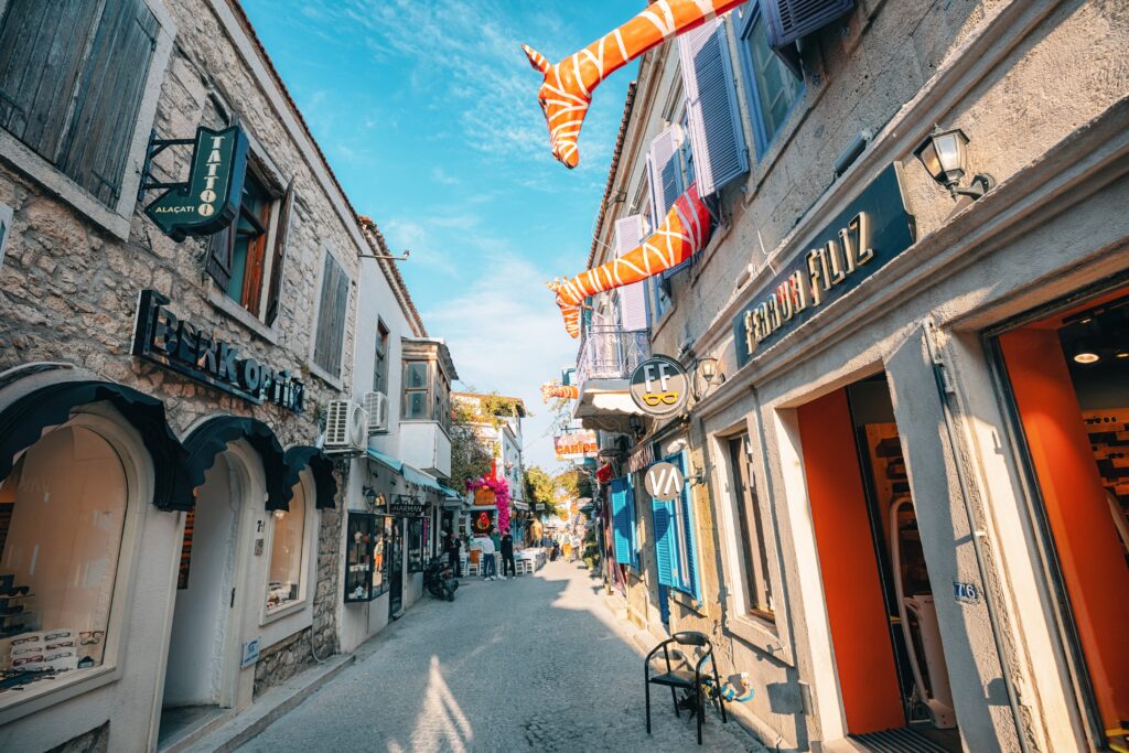 15 petites villes originales avec charme abordable