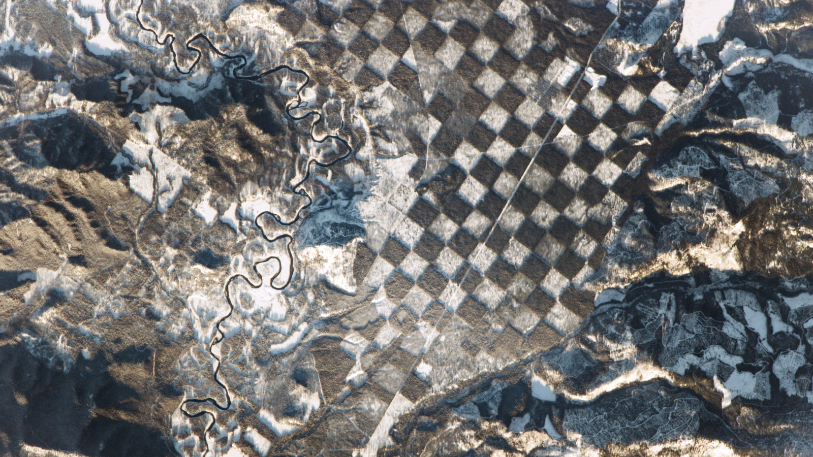 Une photo satellite d'un motif d'échecs dans une forêt en Idaho
